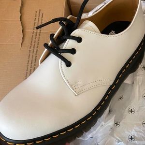 🤍MENS SIZE 10  White dr Marian’s 🤍